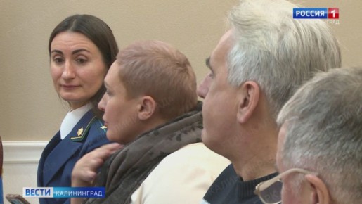 Наличкой, онлайн-переводами, автомобилями и даже криптовалютой