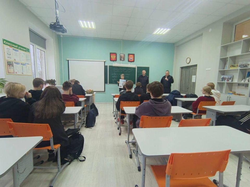 Сотрудники МО МВД России «Неманский» провели профориентационная беседу и лекцию о безопасности для учеников 10-11 классов МБОУ «СОШ пос. Новоколхозное»
