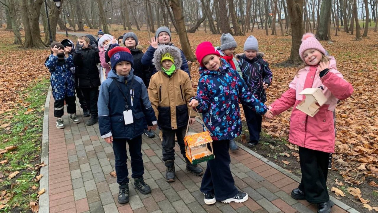 В рамках экологической акции «Поможем птицам перезимовать» уже не первый год в парке имени Морица Беккера дети развешивают сделанные своими руками кормушки для птиц