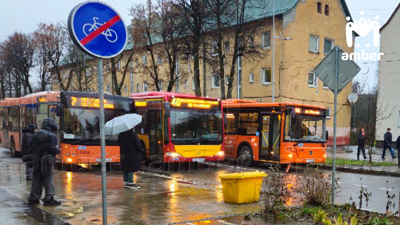 Автобусы встали из-за аварии на Павлика Морозова