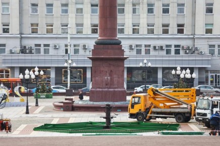 На площади Победы в Калининграде начал расти каркас будущей новогодней ёлки