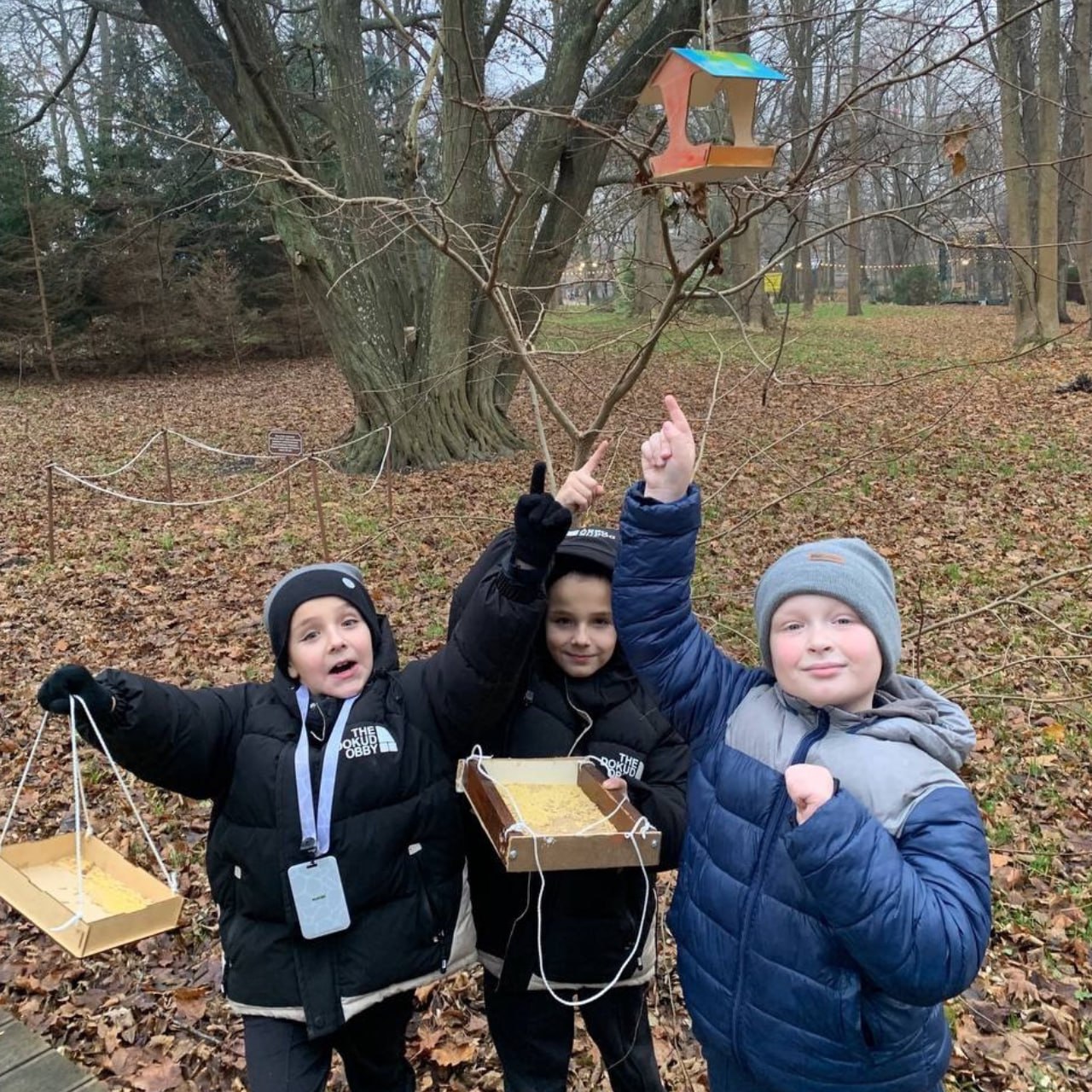 В рамках экологической акции «Поможем птицам перезимовать» уже не первый год в парке имени Морица Беккера дети развешивают сделанные своими руками кормушки для птиц В рамках экологической акции «Поможем птицам перезимовать» уже не первый год в парке имени Морица Беккера дети развешивают сделанные своими руками кормушки для птиц
