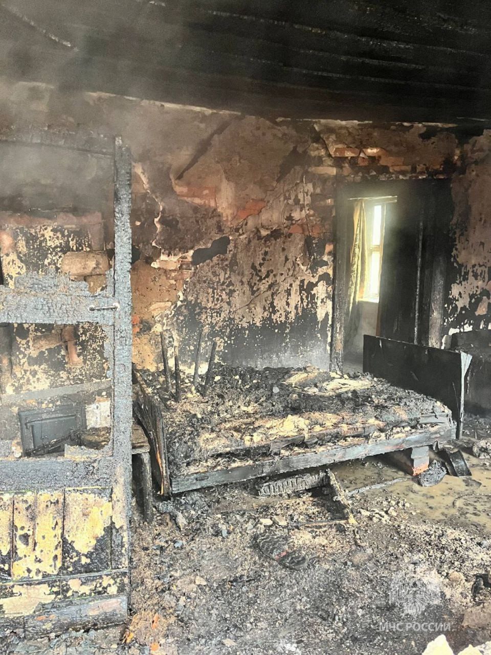 Сотрудники МЧС потушили пожар в Нестеровском округе и спасли кота Сотрудники МЧС потушили пожар в Нестеровском округе и спасли кота