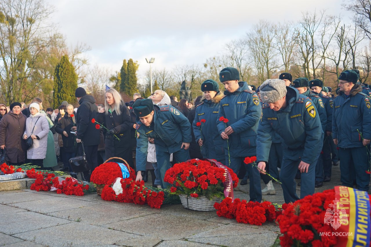Сотрудники МЧС России приняли участие в торжественных мероприятиях в честь Дня героев Отечества Сотрудники МЧС России приняли участие в торжественных мероприятиях в честь Дня героев Отечества