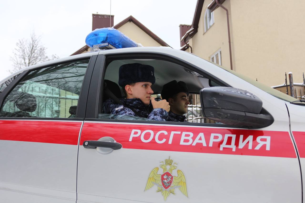 В Балтийске росгвардейцы задержали агрессивного дебошира, пнувшего женщину на остановке