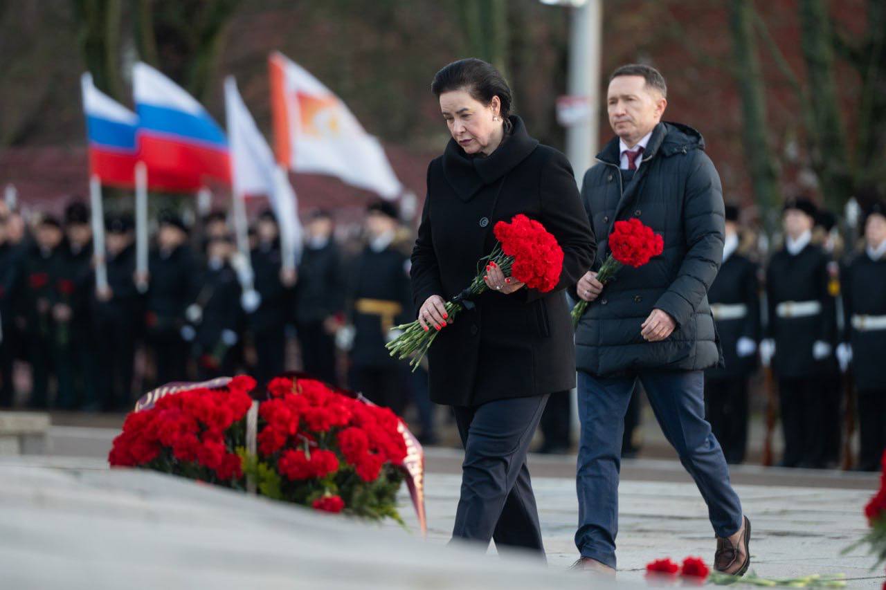 Елена Дятлова: Сегодня день, который объединяет нас в чувстве глубокой признательности и уважения к тем, кто совершил выдающиеся подвиги во имя нашей Родины Елена Дятлова: Сегодня день, который объединяет нас в чувстве глубокой признательности и уважения к тем, кто совершил выдающиеся подвиги во имя нашей Родины