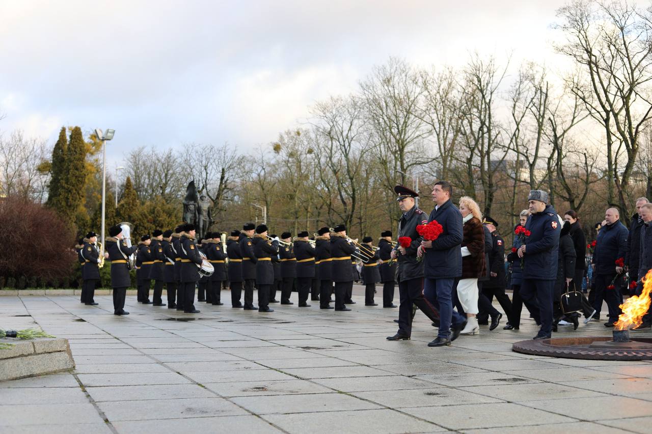 Врио начальника регионального УМВД Сергей Рейсон принял участие в торжественной церемонии возложения, посвященной Дню Героев Отечества Врио начальника регионального УМВД Сергей Рейсон принял участие в торжественной церемонии возложения, посвященной Дню Героев Отечества