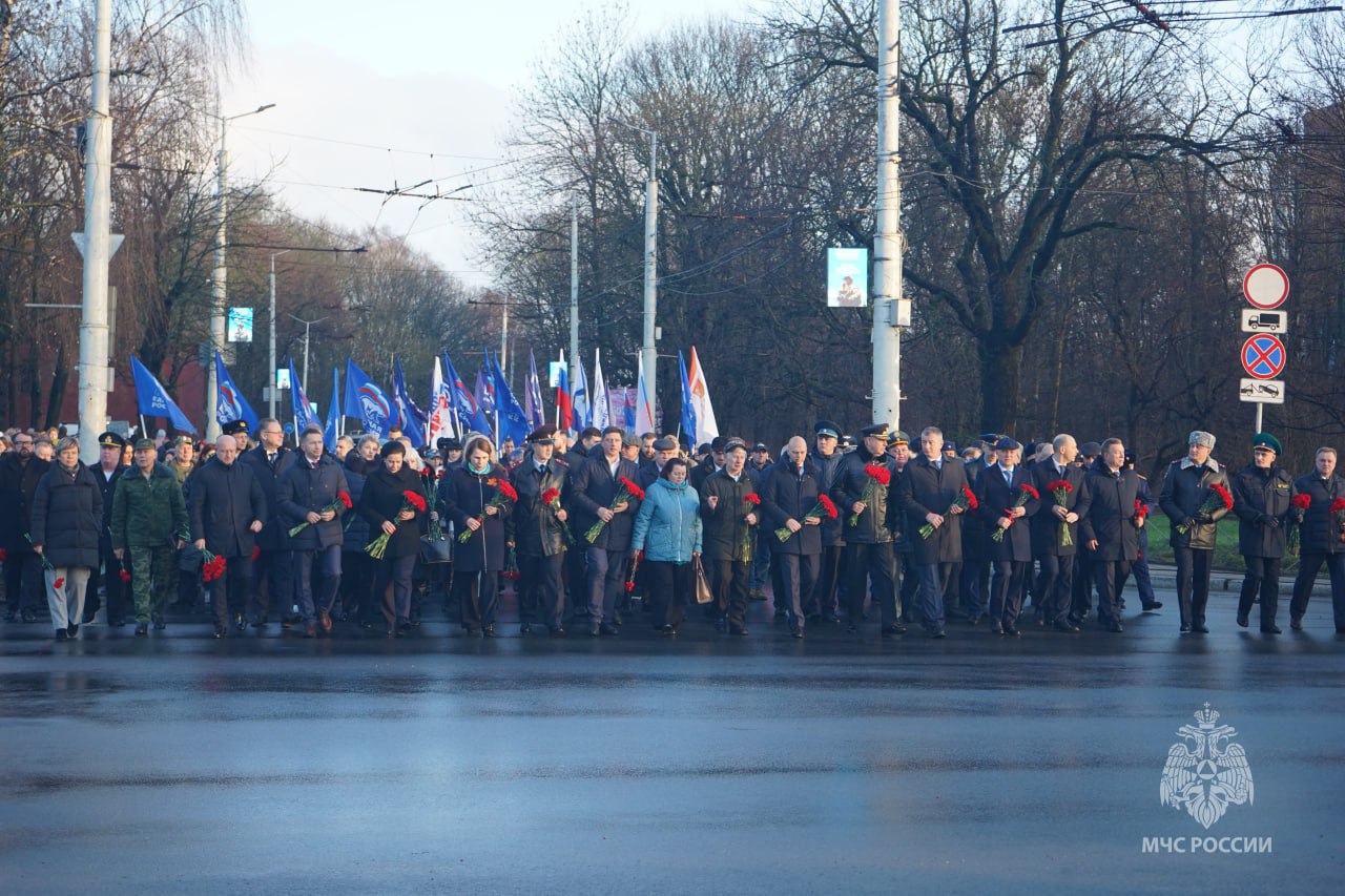 Сотрудники МЧС России приняли участие в торжественных мероприятиях в честь Дня героев Отечества