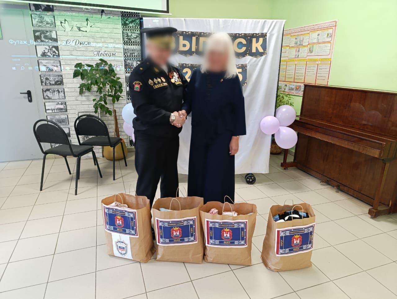 В Гурьевске задержали ряженого казака в форме генерал-майора, втиравшегося в доверие к чиновникам В Гурьевске задержали ряженого казака в форме генерал-майора, втиравшегося в доверие к чиновникам