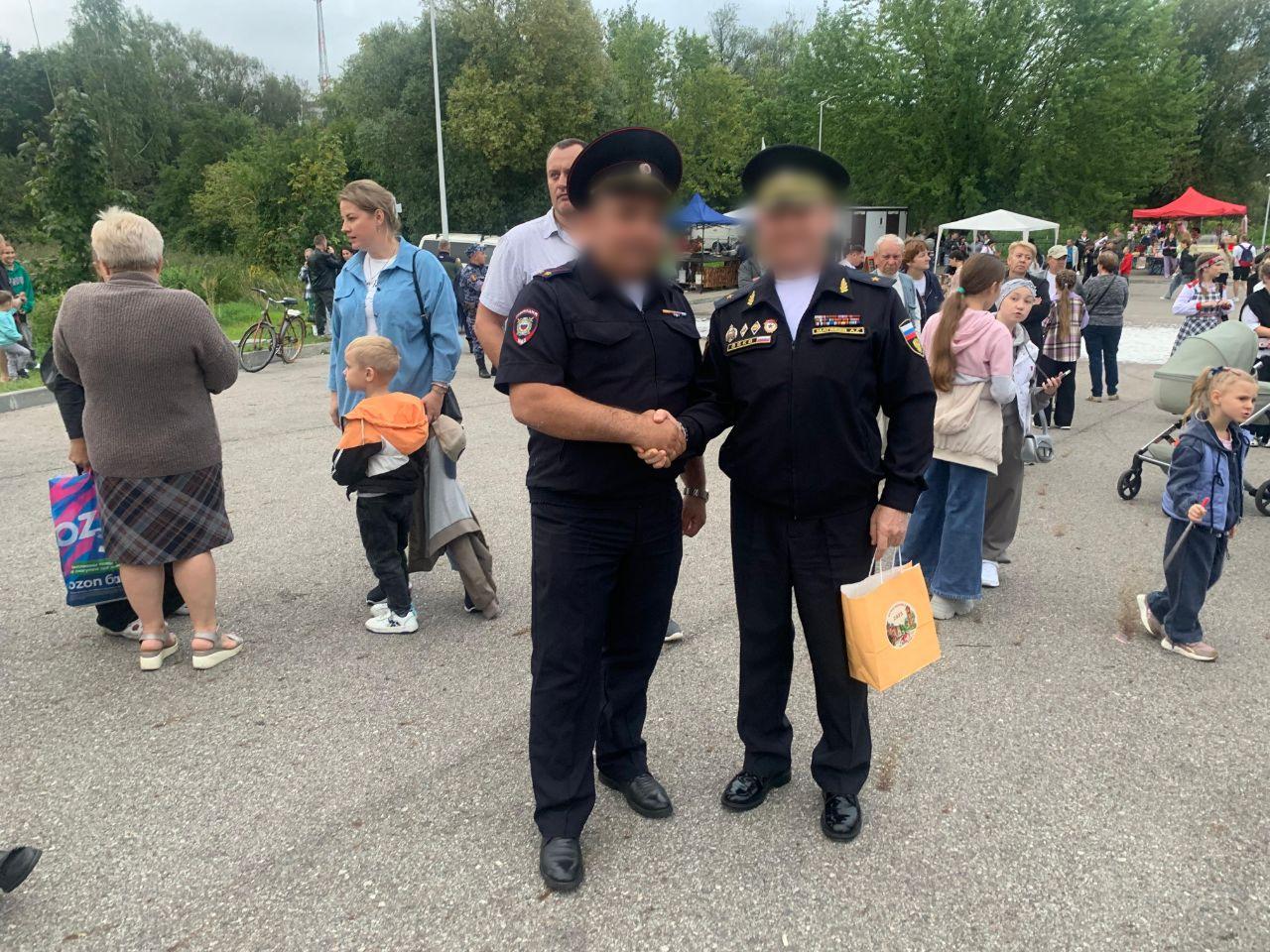 В Гурьевске задержали ряженого казака в форме генерал-майора, втиравшегося в доверие к чиновникам В Гурьевске задержали ряженого казака в форме генерал-майора, втиравшегося в доверие к чиновникам