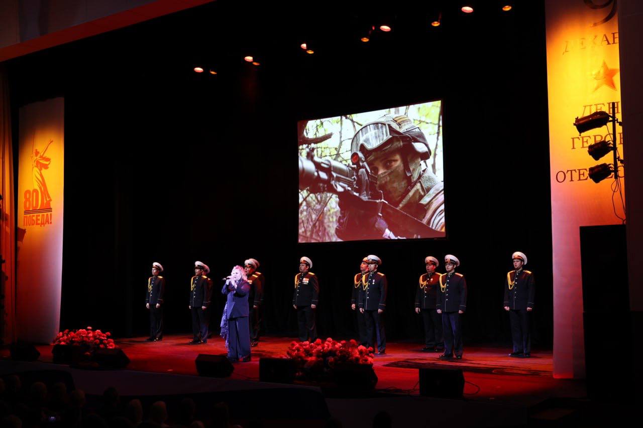 Елена Дятлова: Сегодня день, который объединяет нас в чувстве глубокой признательности и уважения к тем, кто совершил выдающиеся подвиги во имя нашей Родины Елена Дятлова: Сегодня день, который объединяет нас в чувстве глубокой признательности и уважения к тем, кто совершил выдающиеся подвиги во имя нашей Родины