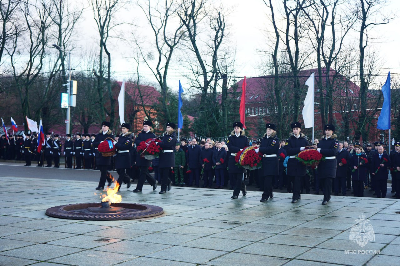 Сотрудники МЧС России приняли участие в торжественных мероприятиях в честь Дня героев Отечества Сотрудники МЧС России приняли участие в торжественных мероприятиях в честь Дня героев Отечества