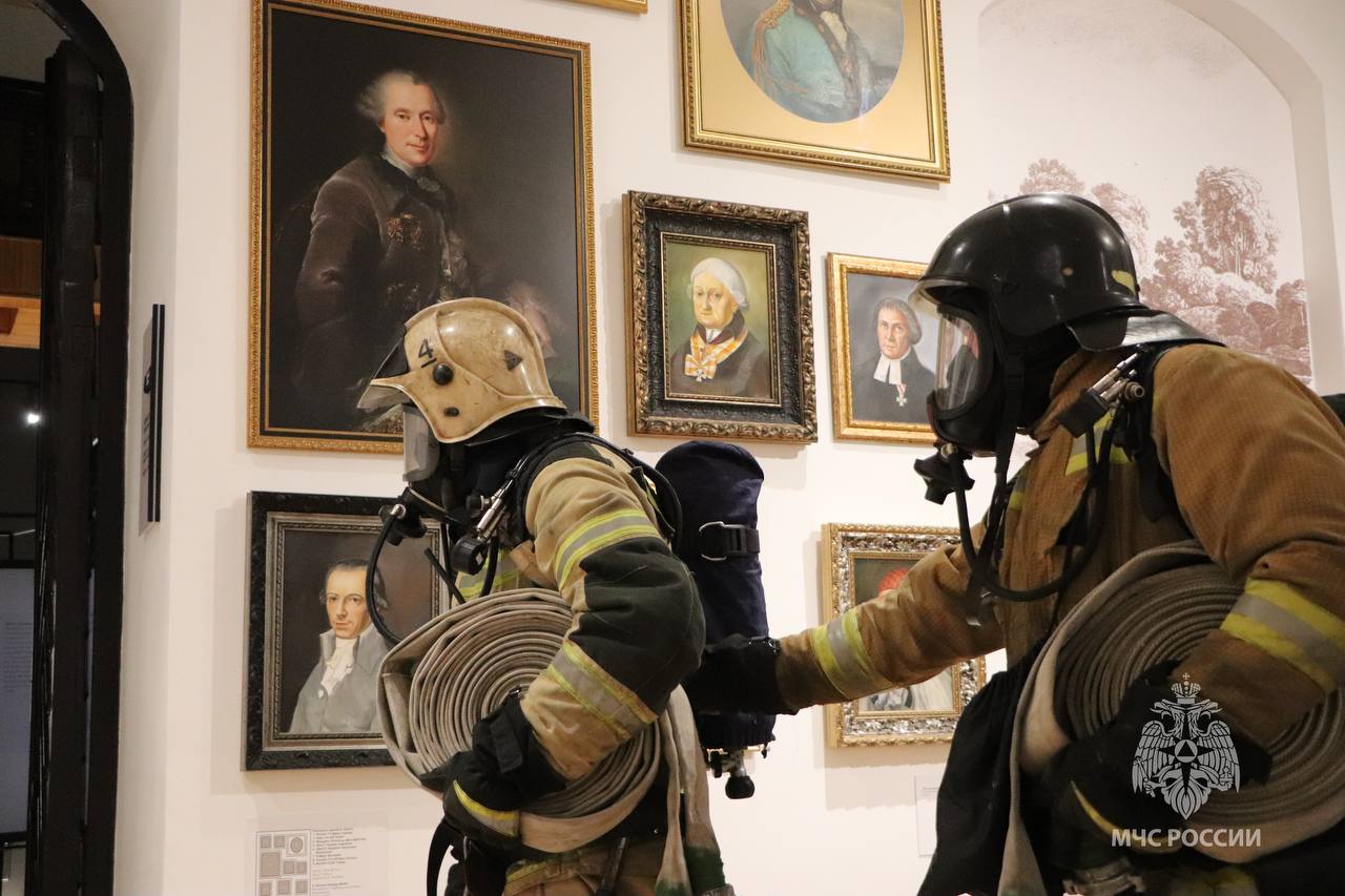 Мимо шедевров — с пожарными рукавами: как прошли учения в Кафедральном соборе Мимо шедевров — с пожарными рукавами: как прошли учения в Кафедральном соборе