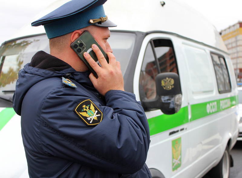 Фургонщика вынудили заплатить женщине из Калининграда к Новому году