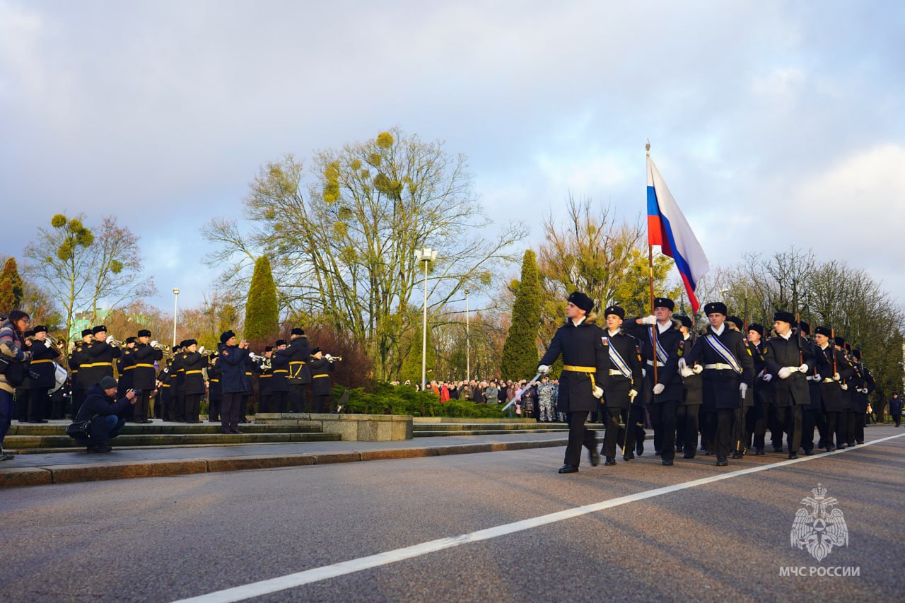 Сотрудники МЧС России приняли участие в торжественных мероприятиях в честь Дня героев Отечества Сотрудники МЧС России приняли участие в торжественных мероприятиях в честь Дня героев Отечества