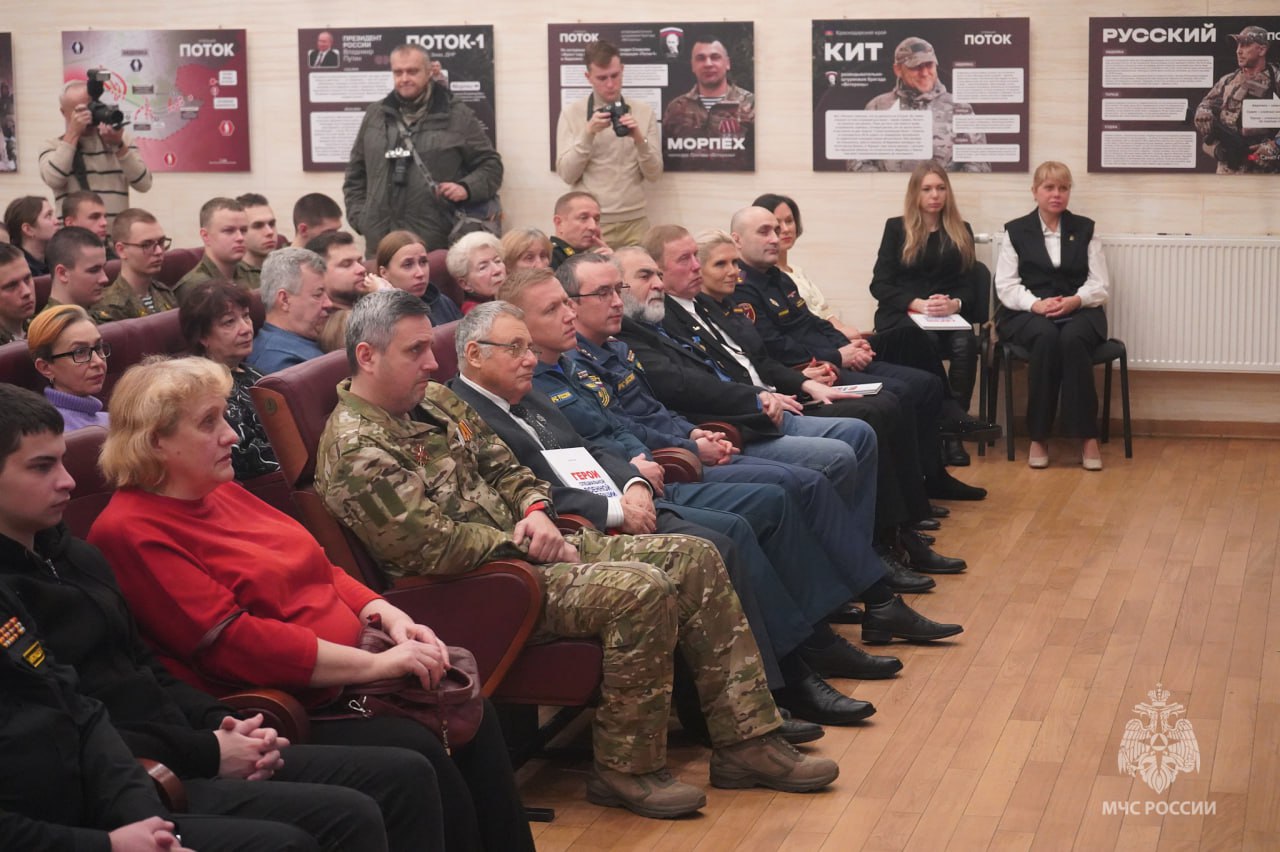 Сотрудники МЧС России приняли участие в торжественных мероприятиях в честь Дня героев Отечества Сотрудники МЧС России приняли участие в торжественных мероприятиях в честь Дня героев Отечества