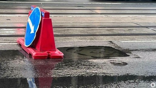 Провал на Советском проспекте: одни машины влетели в яму, другие застряли в пробке