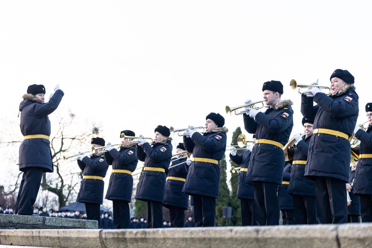 Елена Дятлова: Сегодня день, который объединяет нас в чувстве глубокой признательности и уважения к тем, кто совершил выдающиеся подвиги во имя нашей Родины Елена Дятлова: Сегодня день, который объединяет нас в чувстве глубокой признательности и уважения к тем, кто совершил выдающиеся подвиги во имя нашей Родины