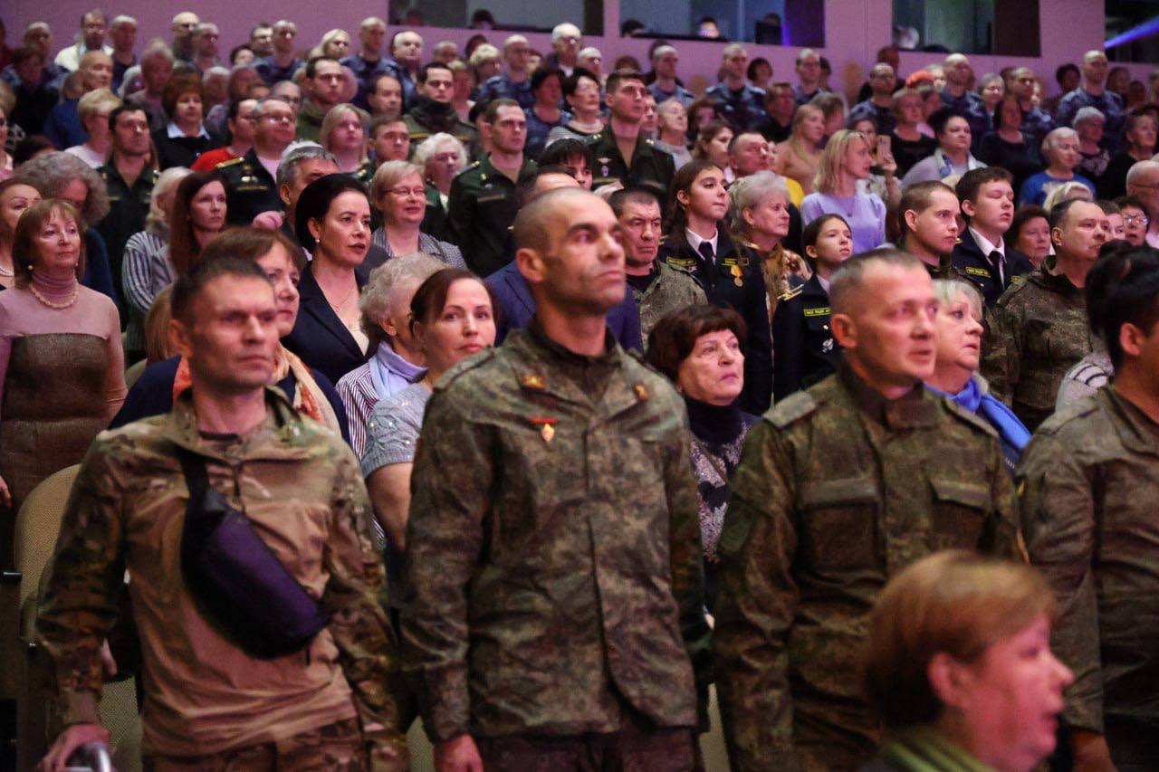 Елена Дятлова: Сегодня день, который объединяет нас в чувстве глубокой признательности и уважения к тем, кто совершил выдающиеся подвиги во имя нашей Родины Елена Дятлова: Сегодня день, который объединяет нас в чувстве глубокой признательности и уважения к тем, кто совершил выдающиеся подвиги во имя нашей Родины