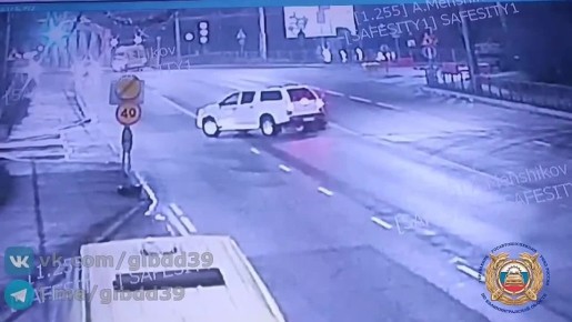 В Калининграде внедорожник сбил мотоциклиста с пассажиркой, у 18-летней девушки перелом таза