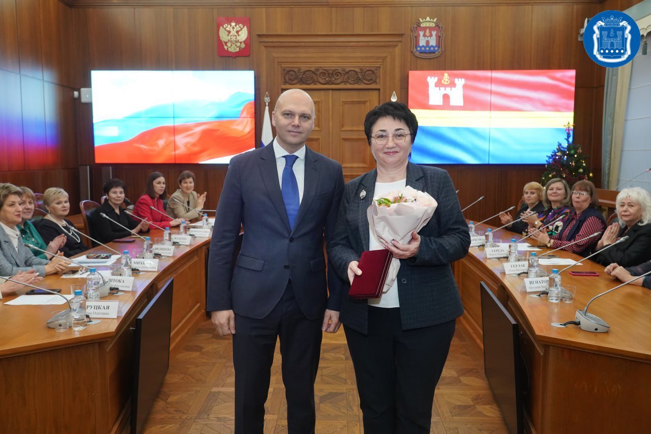 Губернатор Алексей Беспрозванных наградил 37 педагогов Калининградской области Губернатор Алексей Беспрозванных наградил 37 педагогов Калининградской области