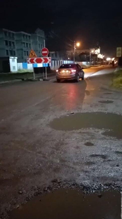 Возле Второй эстакады, где погибла женщина, пешеходы боятся переходить через дорогу Возле Второй эстакады, где погибла женщина, пешеходы боятся переходить через дорогу