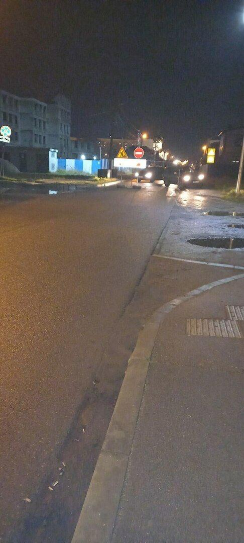 Возле Второй эстакады, где погибла женщина, пешеходы боятся переходить через дорогу Возле Второй эстакады, где погибла женщина, пешеходы боятся переходить через дорогу