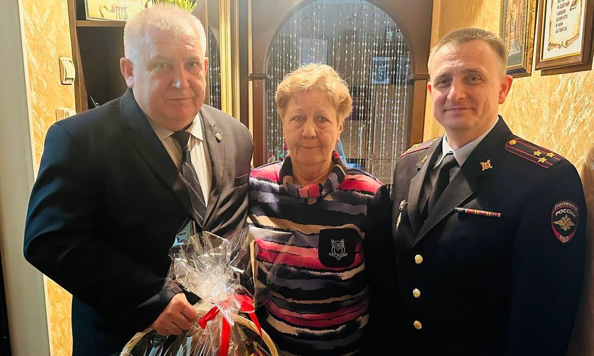 Сотрудники УМВД приняли участие в памятных мероприятиях, приуроченных ко Дню Героев Отечества Сотрудники УМВД приняли участие в памятных мероприятиях, приуроченных ко Дню Героев Отечества