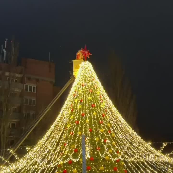 У новогодней ели на главной городской площади Зеленоградска появилось новое украшение