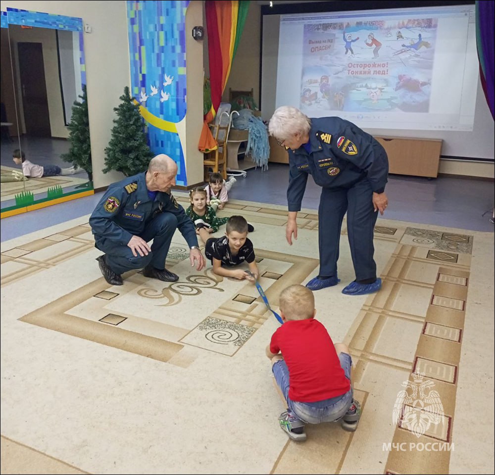 Тонкий лёд - большая опасность! Тонкий лёд - большая опасность!