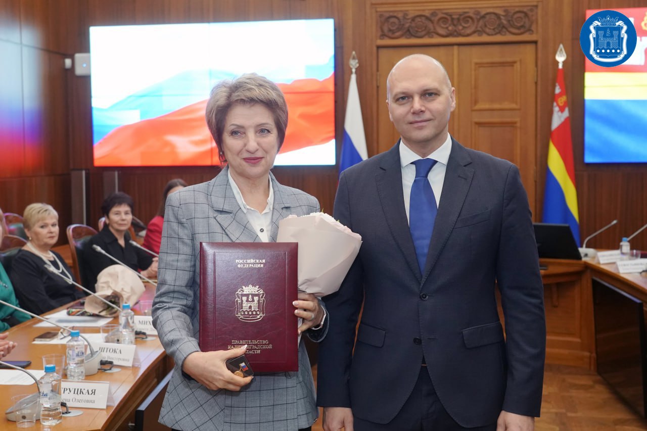 Губернатор Алексей Беспрозванных наградил 37 педагогов Калининградской области Губернатор Алексей Беспрозванных наградил 37 педагогов Калининградской области