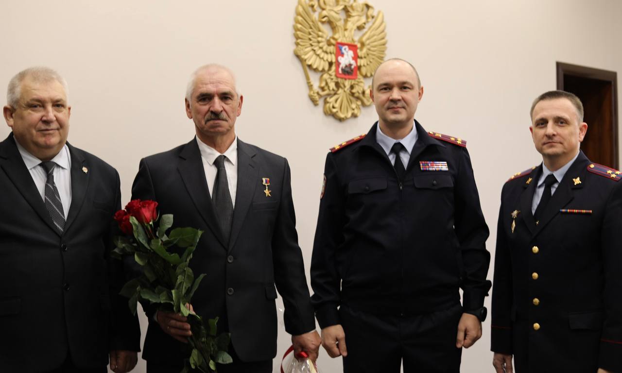 Сотрудники УМВД приняли участие в памятных мероприятиях, приуроченных ко Дню Героев Отечества