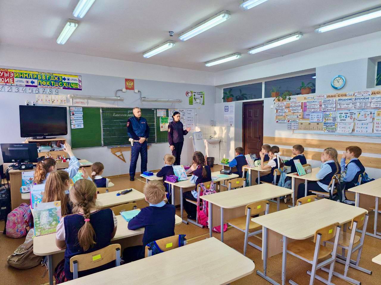 В целях предупреждения детского дорожно-транспортного травматизма в зимний период сотрудники Госавтоинспекции провели профилактическую беседу с обучающимися 3-х классов Озерской школы им.Д. Тарасова