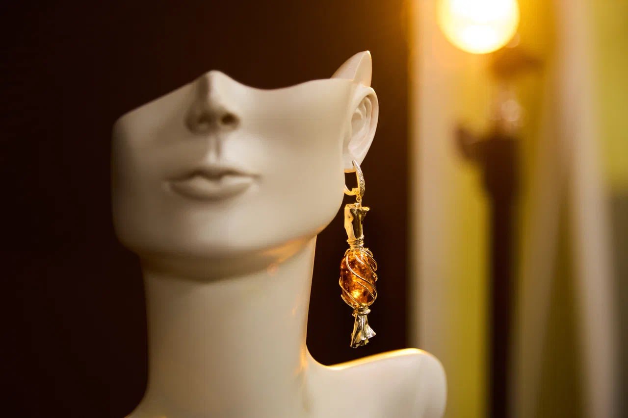 Калининградский янтарный комбинат изготовил серьги в виде конфет, придуманные ИИ Калининградский янтарный комбинат изготовил серьги в виде конфет, придуманные ИИ