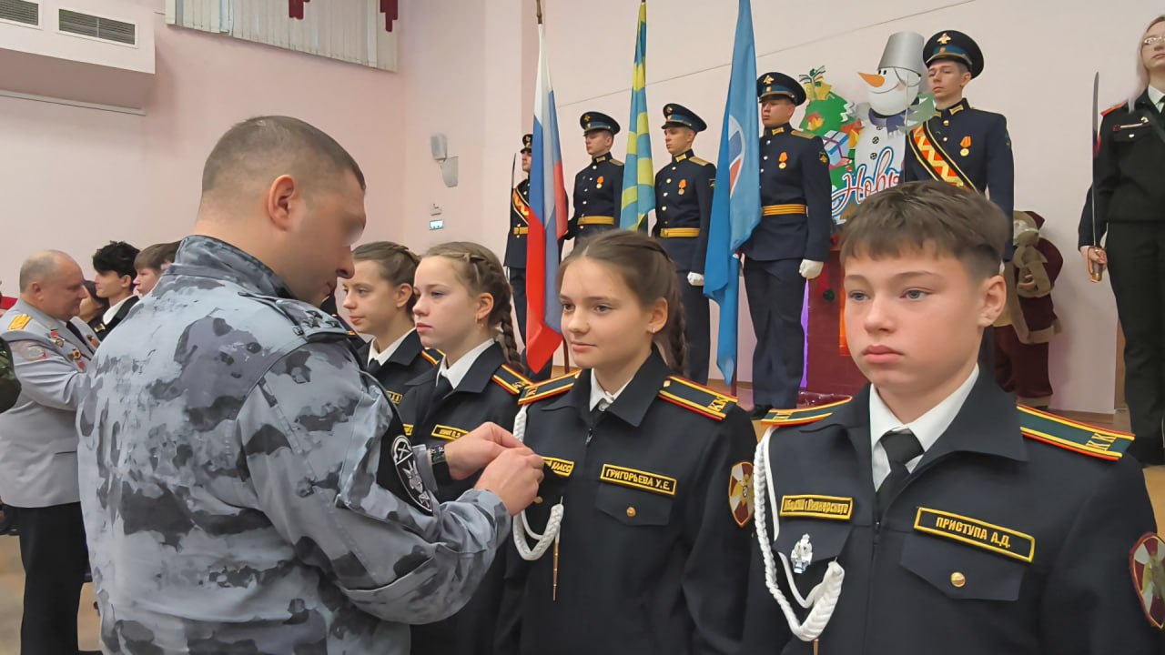 Сегодня в средней школе Пионерского состоялась торжественная церемония принятия присяги кадетами из подшефного класса Росгвардии