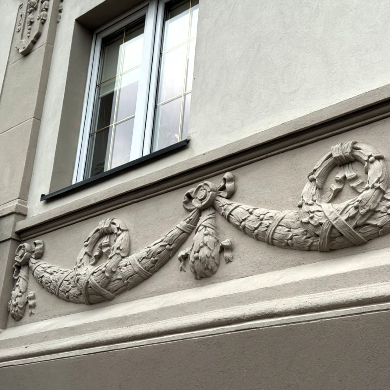 На Каштановой аллее завершили капремонт фасада дома №8 — одной из сохранившихся вилл уютного «города-сада» — виллы Левандовски