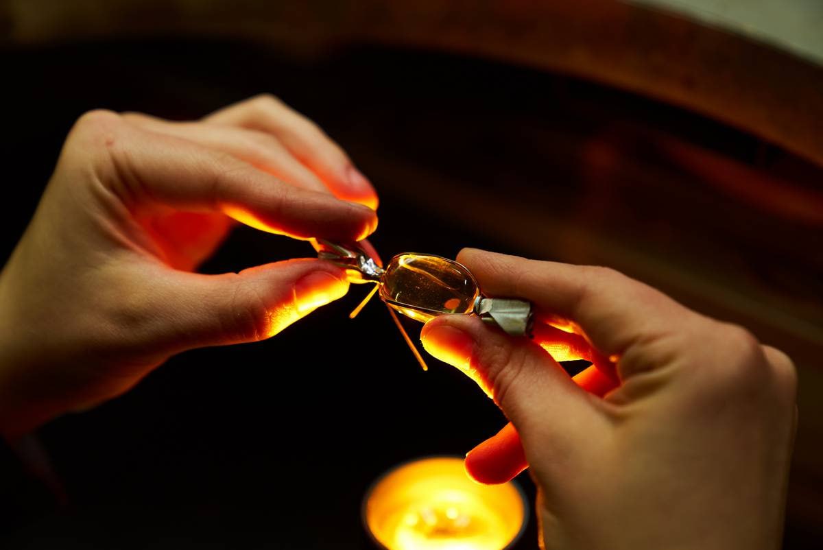 Янтарный комбинат изготовил серьги-конфеты, придуманные искусственным интеллектом Янтарный комбинат изготовил серьги-конфеты, придуманные искусственным интеллектом