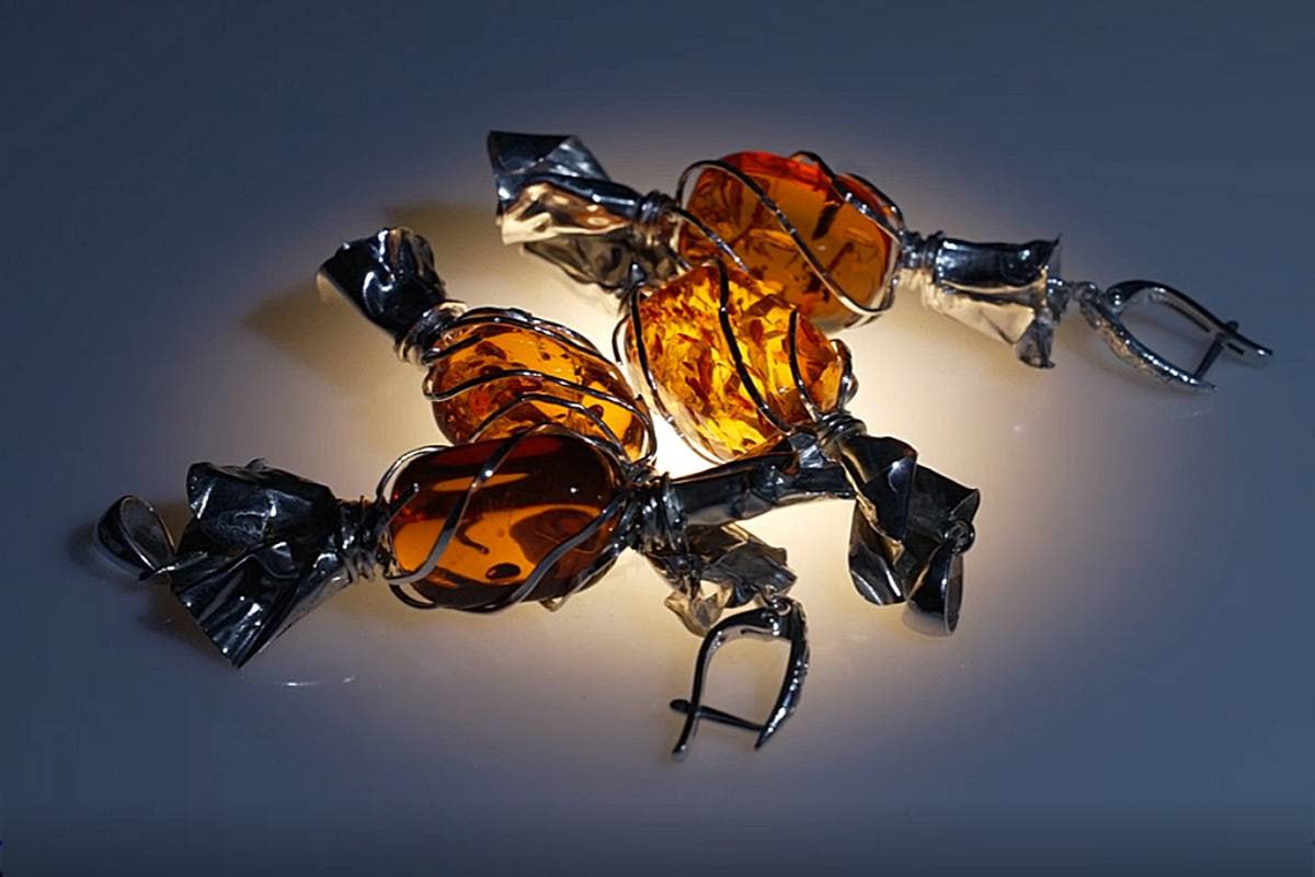 Янтарный комбинат изготовил серьги-конфеты, придуманные искусственным интеллектом Янтарный комбинат изготовил серьги-конфеты, придуманные искусственным интеллектом