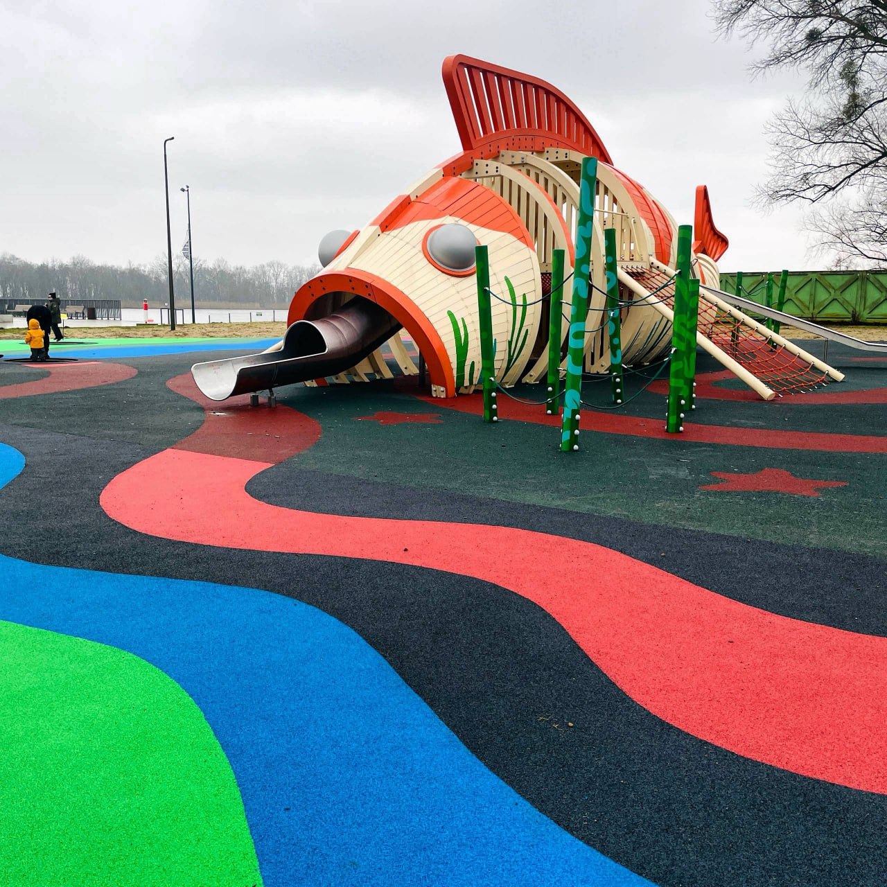 На городской набережной Светлого завершился важный этап благоустройства детской площадки «Рыба» – закончена укладка современного резинового покрытия, безопасного, износостойкого и комфортного