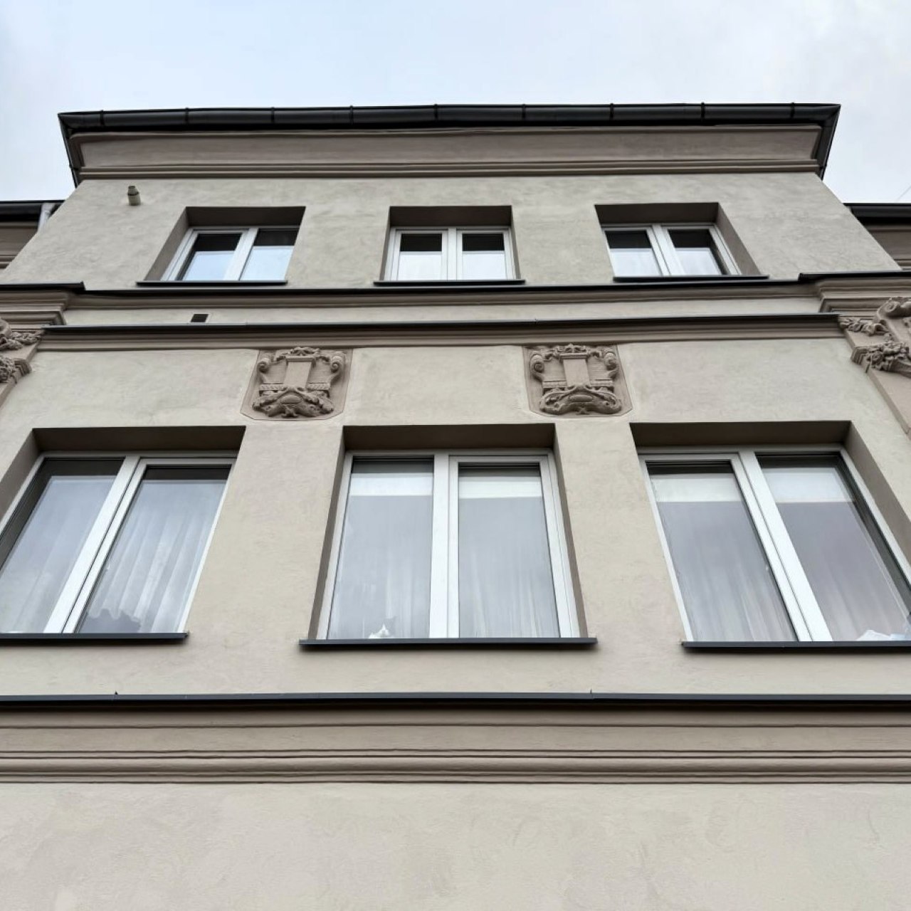 На Каштановой аллее завершили капремонт фасада дома №8 — одной из сохранившихся вилл уютного «города-сада» — виллы Левандовски На Каштановой аллее завершили капремонт фасада дома №8 — одной из сохранившихся вилл уютного «города-сада» — виллы Левандовски