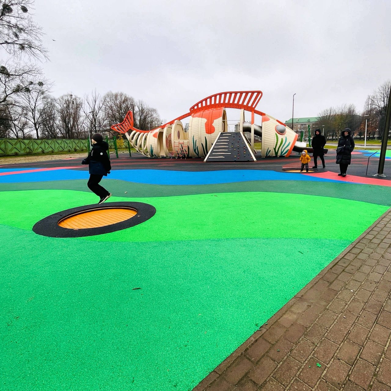 На городской набережной Светлого завершился важный этап благоустройства детской площадки «Рыба» – закончена укладка современного резинового покрытия, безопасного, износостойкого и комфортного На городской набережной Светлого завершился важный этап благоустройства детской площадки «Рыба» – закончена укладка современного резинового покрытия, безопасного, износостойкого и комфортного