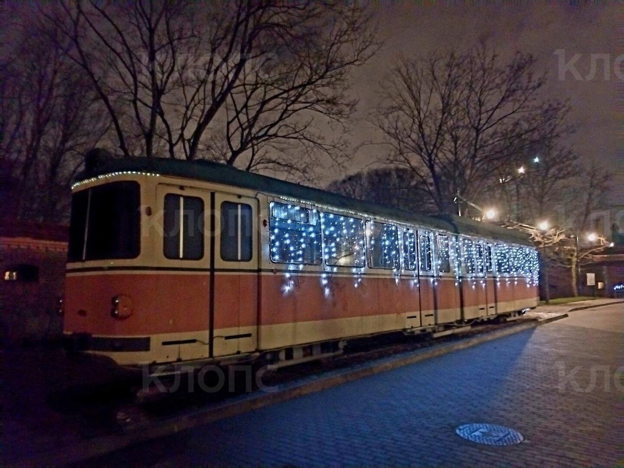 Калининграде трамвай украсили в новогоднем стиле, но на линию он не выйдет Калининграде трамвай украсили в новогоднем стиле, но на линию он не выйдет