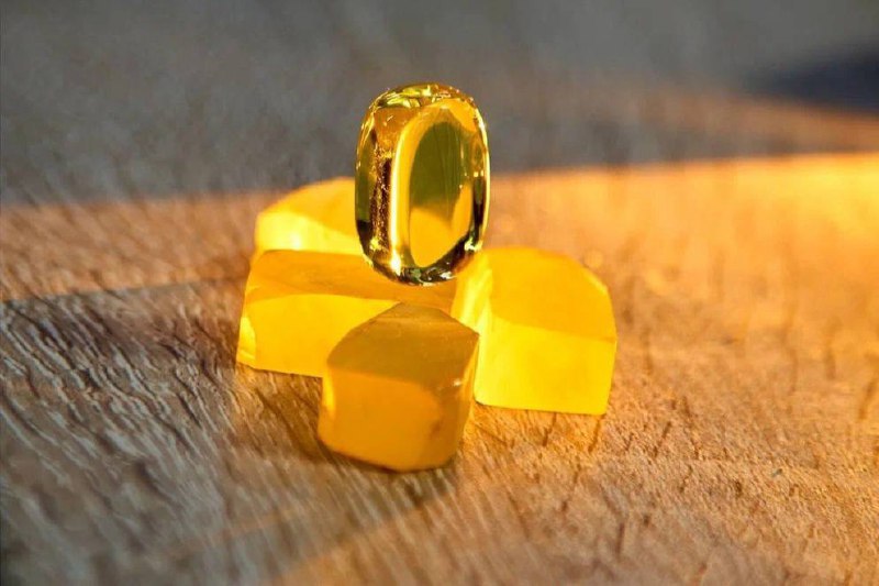 В Калининградской области создали украшения из янтаря в виде леденцов В Калининградской области создали украшения из янтаря в виде леденцов