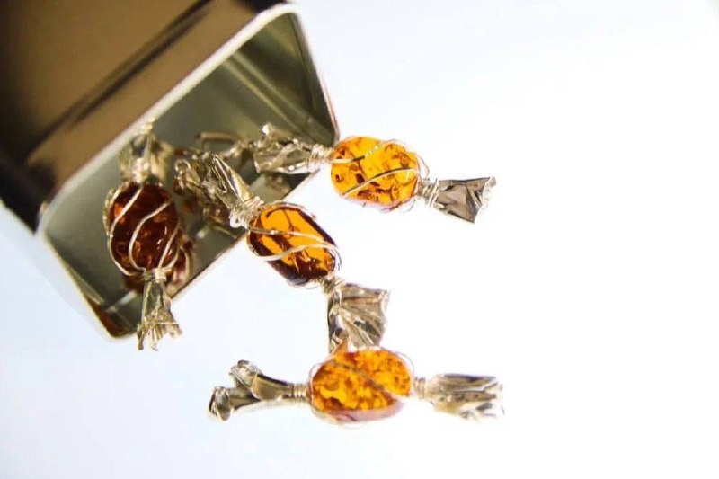 В Калининградской области создали украшения из янтаря в виде леденцов В Калининградской области создали украшения из янтаря в виде леденцов