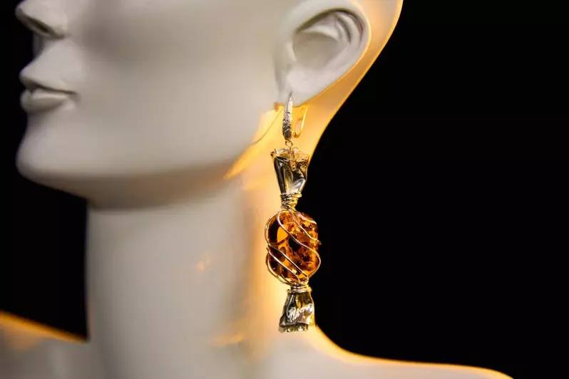 В Калининградской области создали конфеты, которые нельзя есть, но можно носить на ушах В Калининградской области создали конфеты, которые нельзя есть, но можно носить на ушах