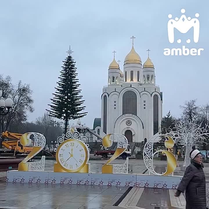 На площади уже наряжают новую ёлку