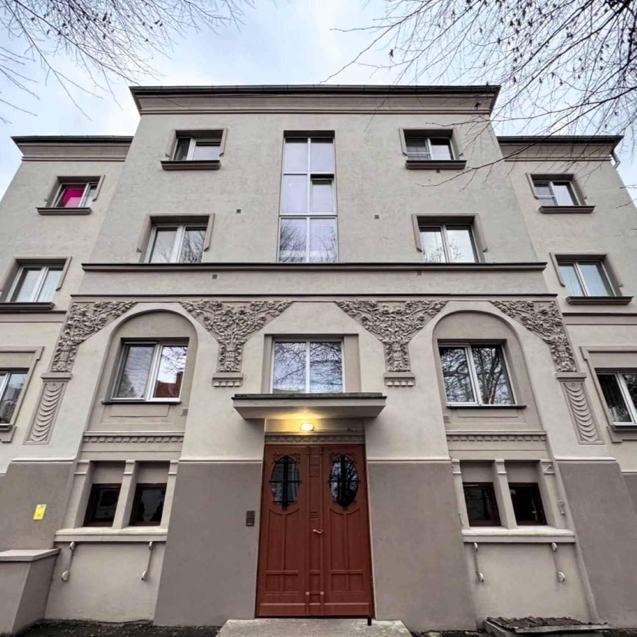 На Каштановой аллее завершили капремонт фасада дома №8 — одной из сохранившихся вилл уютного «города-сада» — виллы Левандовски На Каштановой аллее завершили капремонт фасада дома №8 — одной из сохранившихся вилл уютного «города-сада» — виллы Левандовски