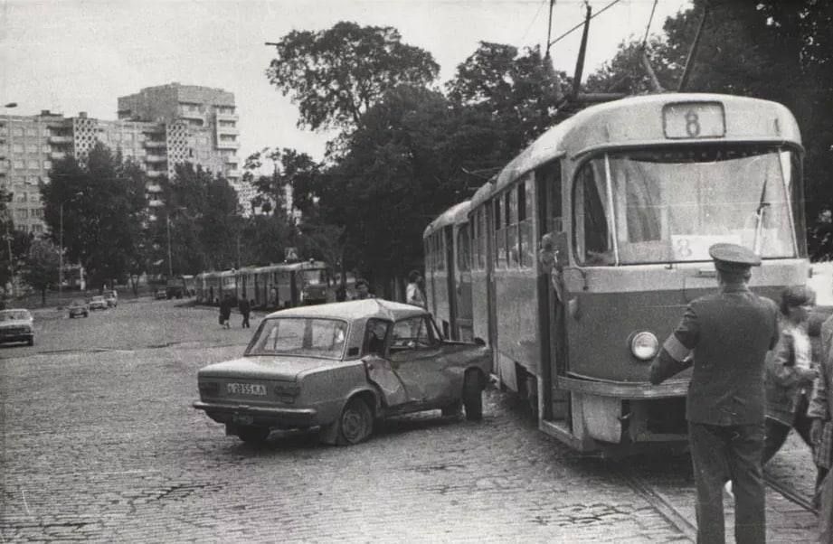 ДТП 1987 года. Легковушки и трамваи и раньше спорили, кто на дороге главный Фото: тг-канал «Балтрайон Калининград»