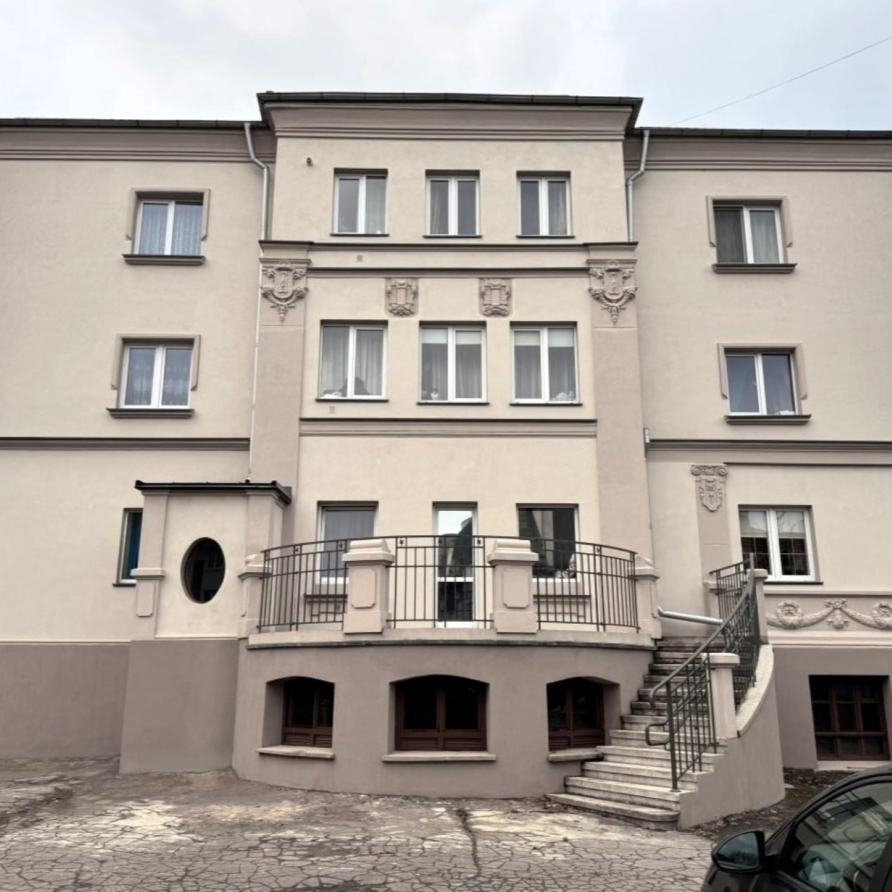 На Каштановой аллее завершили капремонт фасада дома №8 — одной из сохранившихся вилл уютного «города-сада» — виллы Левандовски На Каштановой аллее завершили капремонт фасада дома №8 — одной из сохранившихся вилл уютного «города-сада» — виллы Левандовски