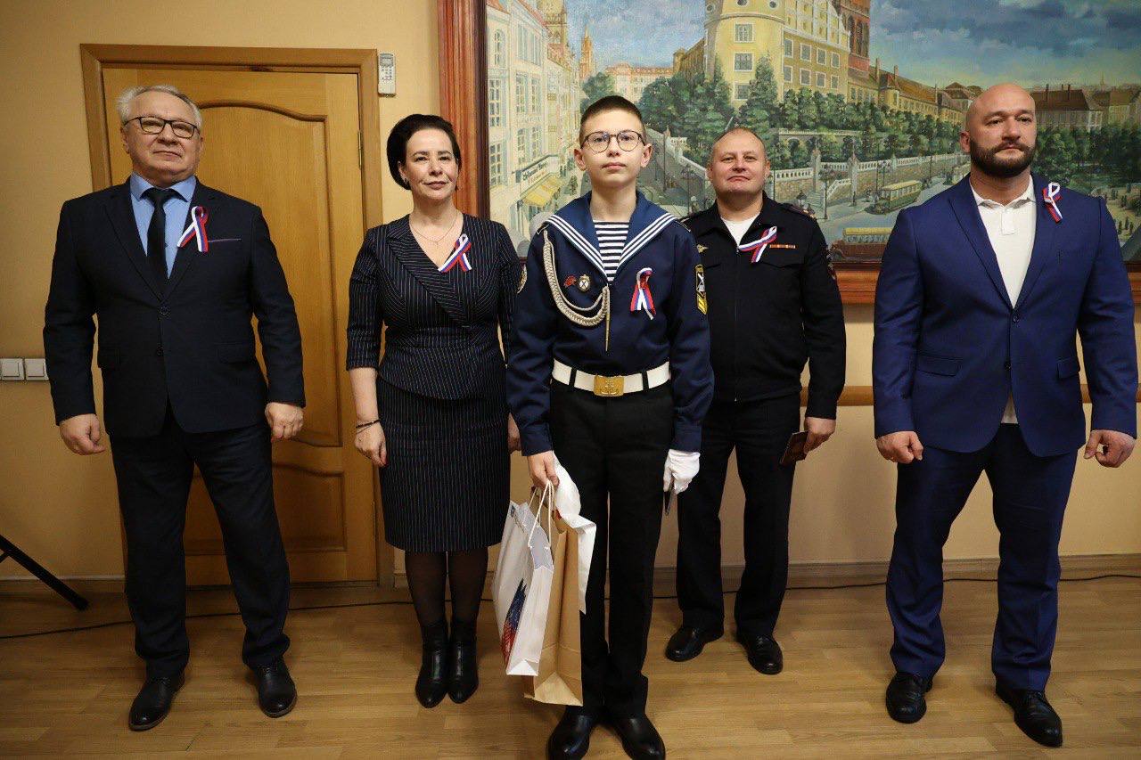 Сотрудники полиции в торжественной обстановке вручили юным жителям Калининградской области их первые паспорта Сотрудники полиции в торжественной обстановке вручили юным жителям Калининградской области их первые паспорта